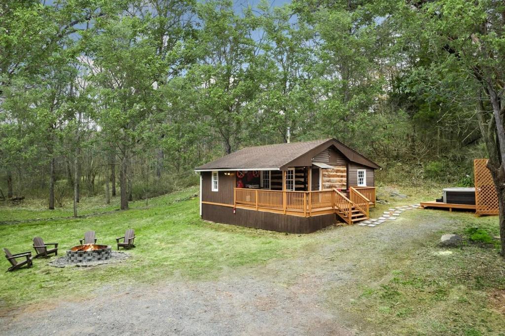 Creekside Cabin w Hot Tub, Fire Pit, Grill, WiFi!
