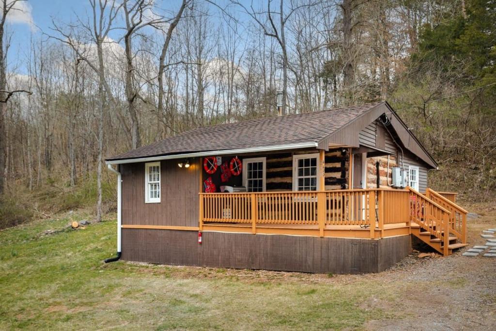 Creekside Cabin w Hot Tub, Fire Pit, Grill, WiFi! - Image 6