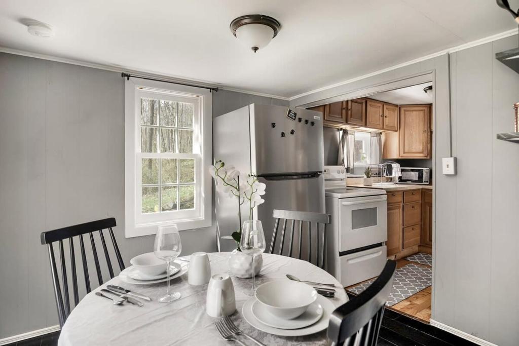 Creekside Cabin w Hot Tub, Fire Pit, Grill, WiFi! - Image 4