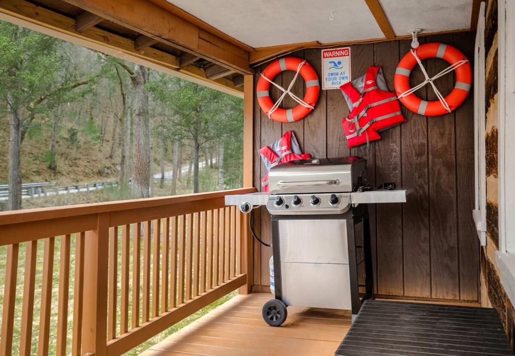 Creekside Cabin w Hot Tub, Fire Pit, Grill, WiFi! - Image 8
