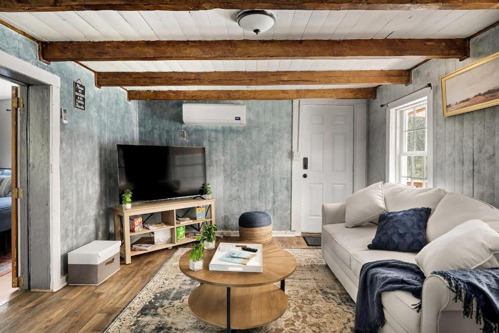 Creekside Cabin w Hot Tub, Fire Pit, Grill, WiFi! - Image 5