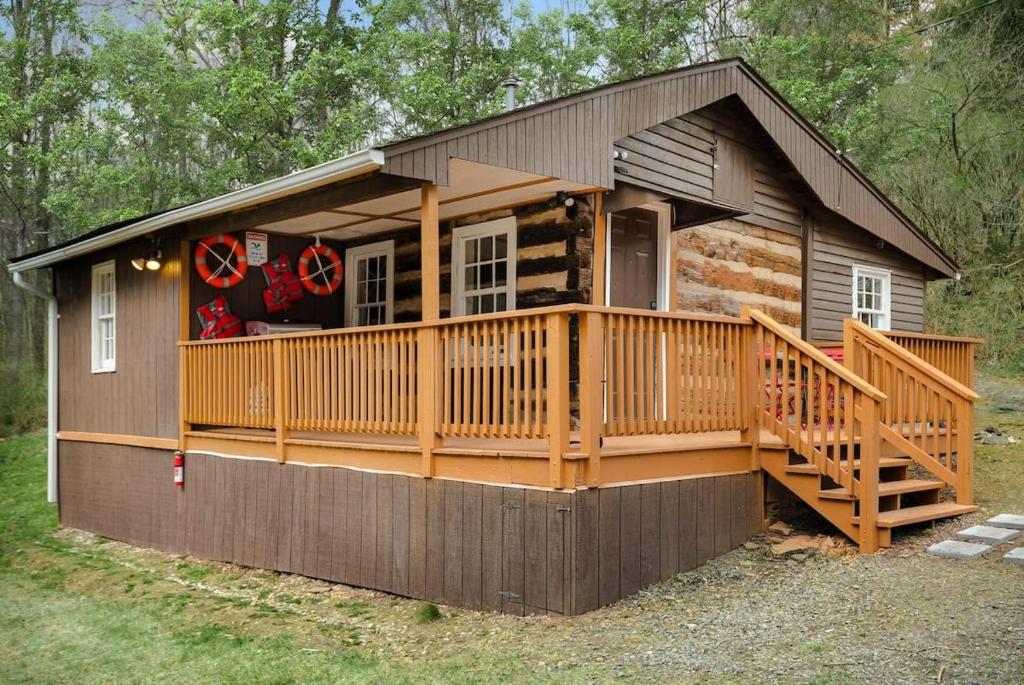 Creekside Cabin w Hot Tub, Fire Pit, Grill, WiFi!