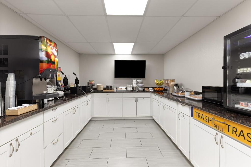 Days Inn by Wyndham Harrisonburg - Image 5