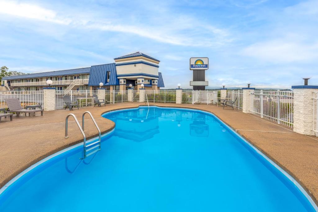 Days Inn by Wyndham Harrisonburg - Image 4