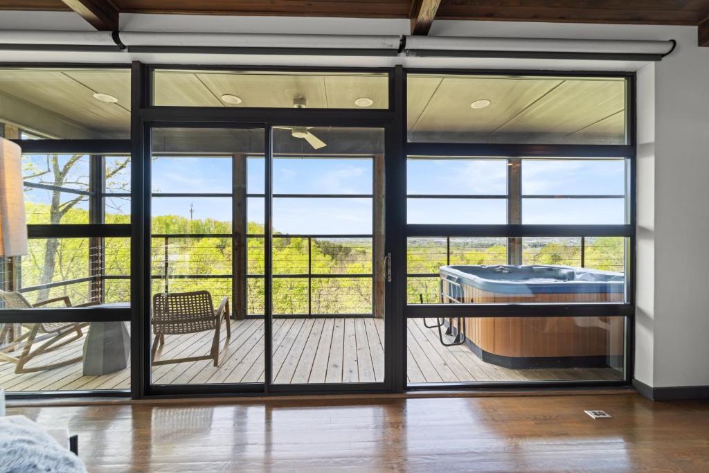 Hot Tub (Jacuzzi) - Photo 7