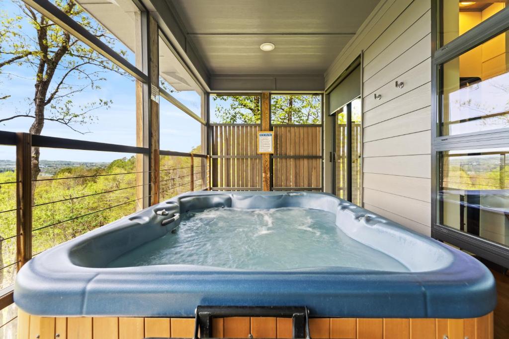 Hot Tub (Jacuzzi) - Photo 4