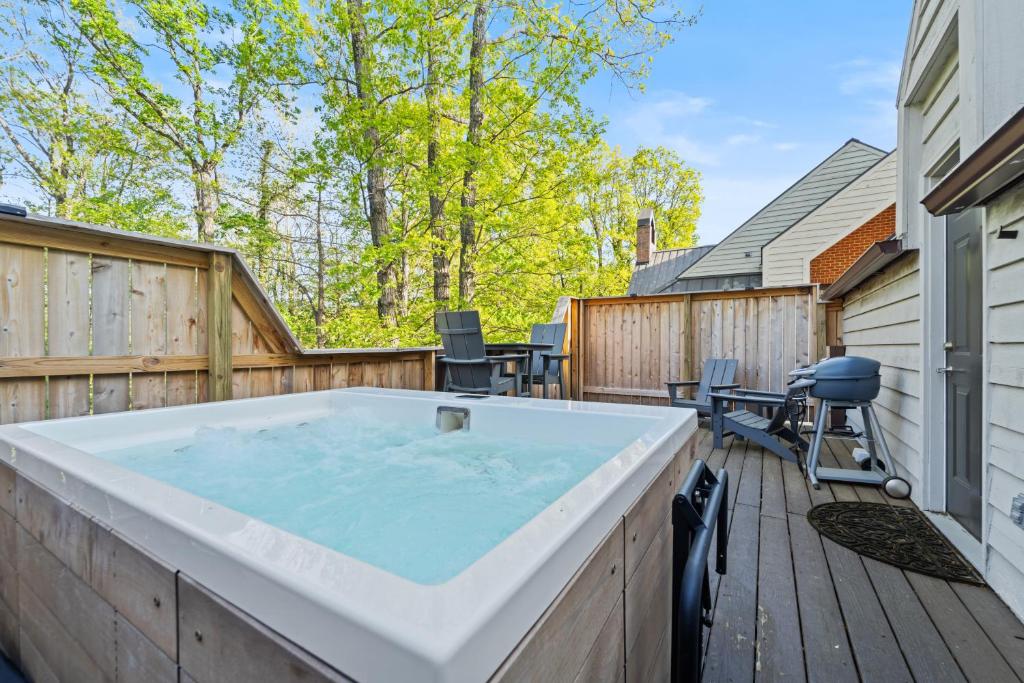 Hot Tub (Jacuzzi) - Photo 3