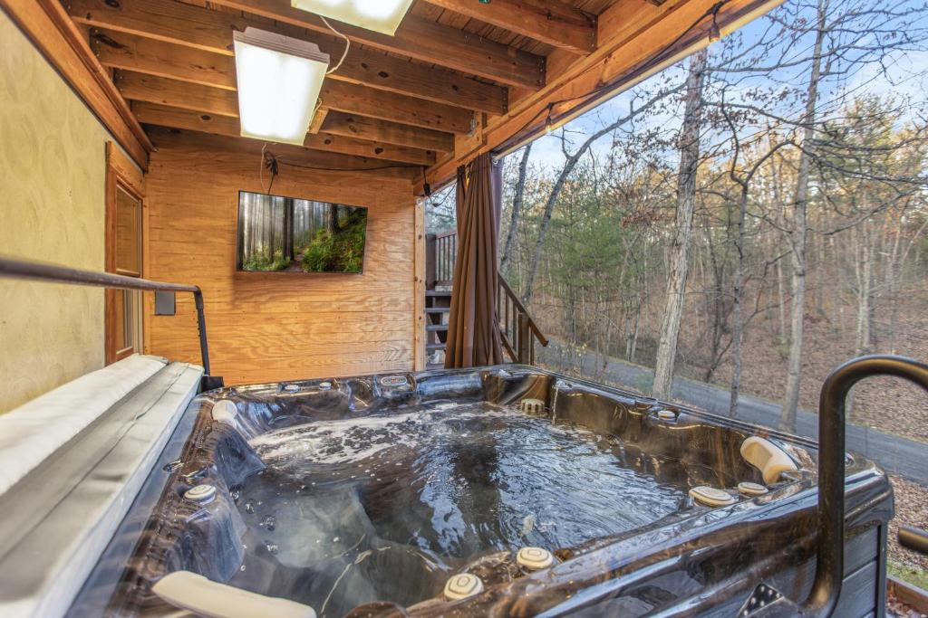 Hot Tub (Jacuzzi) - Photo 2