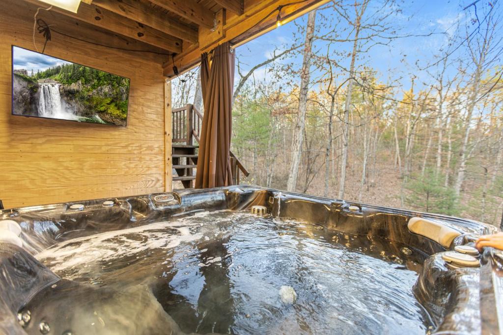 Hot Tub (Jacuzzi) - Photo 3