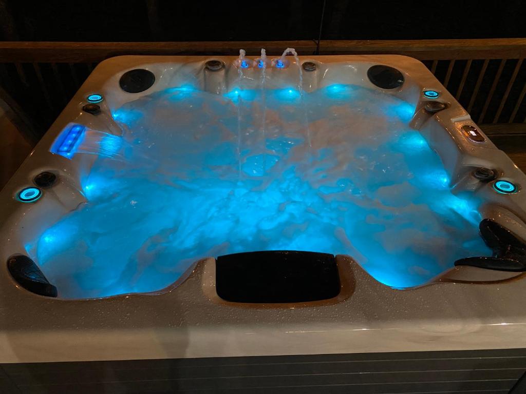 Hot Tub (Jacuzzi) - Photo 2