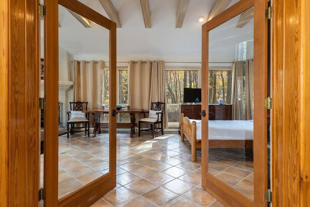 7th Hole Chalet at Wintergreen Resort Hot Tub, Sauna & 3 Fireplaces - Image 6