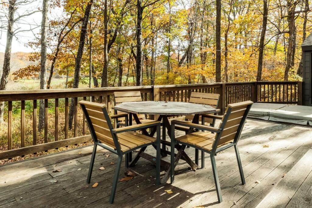 7th Hole Chalet at Wintergreen Resort Hot Tub, Sauna & 3 Fireplaces