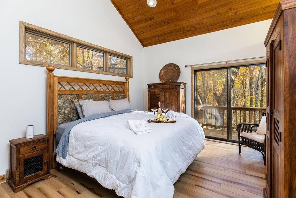 7th Hole Chalet at Wintergreen Resort Hot Tub, Sauna & 3 Fireplaces - Image 8