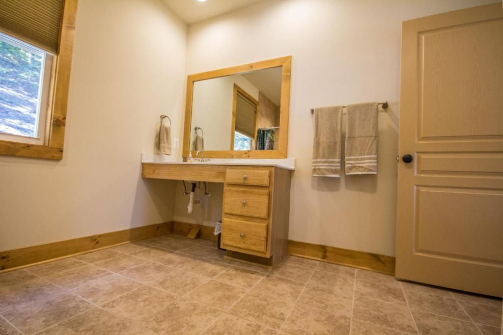 Eagle's Nest- A pet friendly cabin on the river! - Image 8