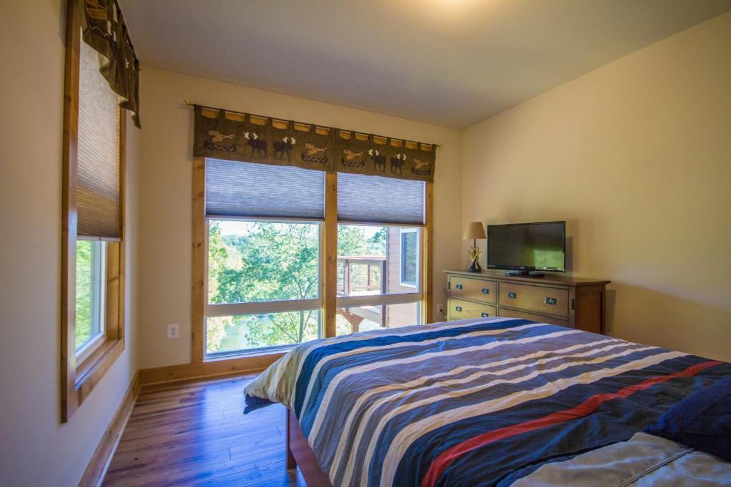 Eagle's Nest- A pet friendly cabin on the river! - Image 7