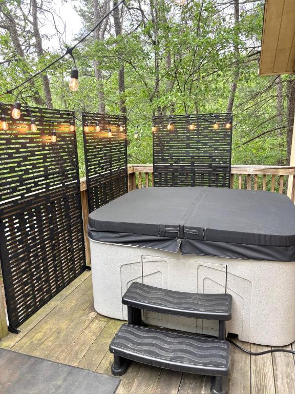 Hot Tub (Jacuzzi) - Photo 3