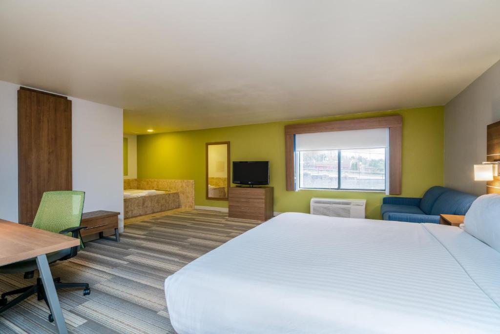 Holiday Inn Express & Suites Rocky Mount Smith Mountain Lake by IHG