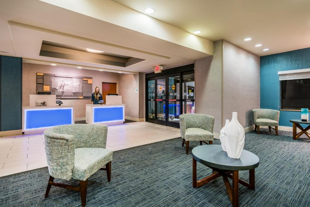 Holiday Inn Express & Suites Rocky Mount Smith Mountain Lake by IHG - Image 8