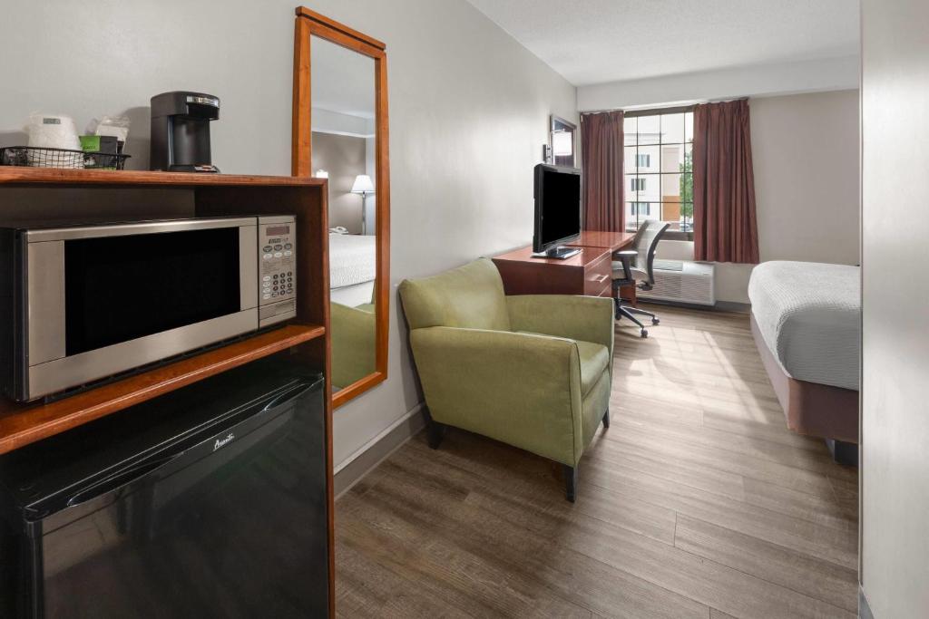 Days Inn by Wyndham Dumfries Quantico - Image 4