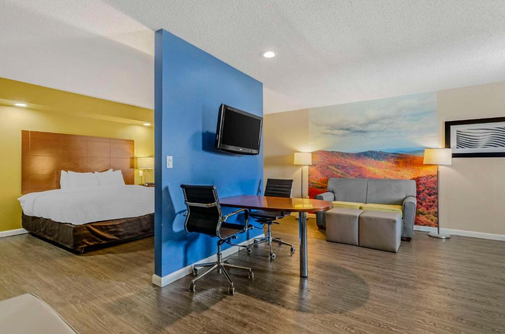 Clarion Pointe Staunton East - Image 8