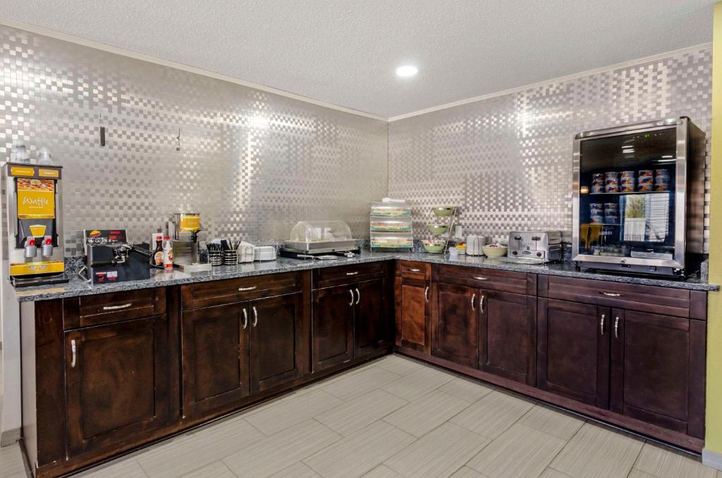 Clarion Pointe Staunton East - Image 4