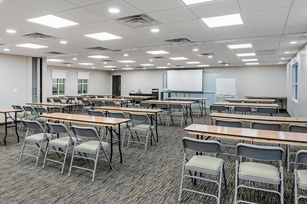 Country Inn & Suites by Radisson, Ashland - Hanover, VA - Image 7