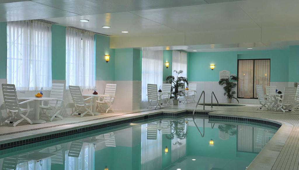 Hilton Garden Inn Virginia Beach Town Center - Image 4