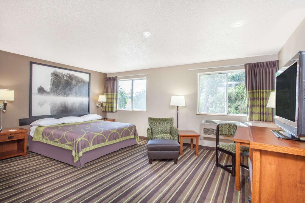 Super 8 by Wyndham Richlands/Claypool Hill Area - Image 5