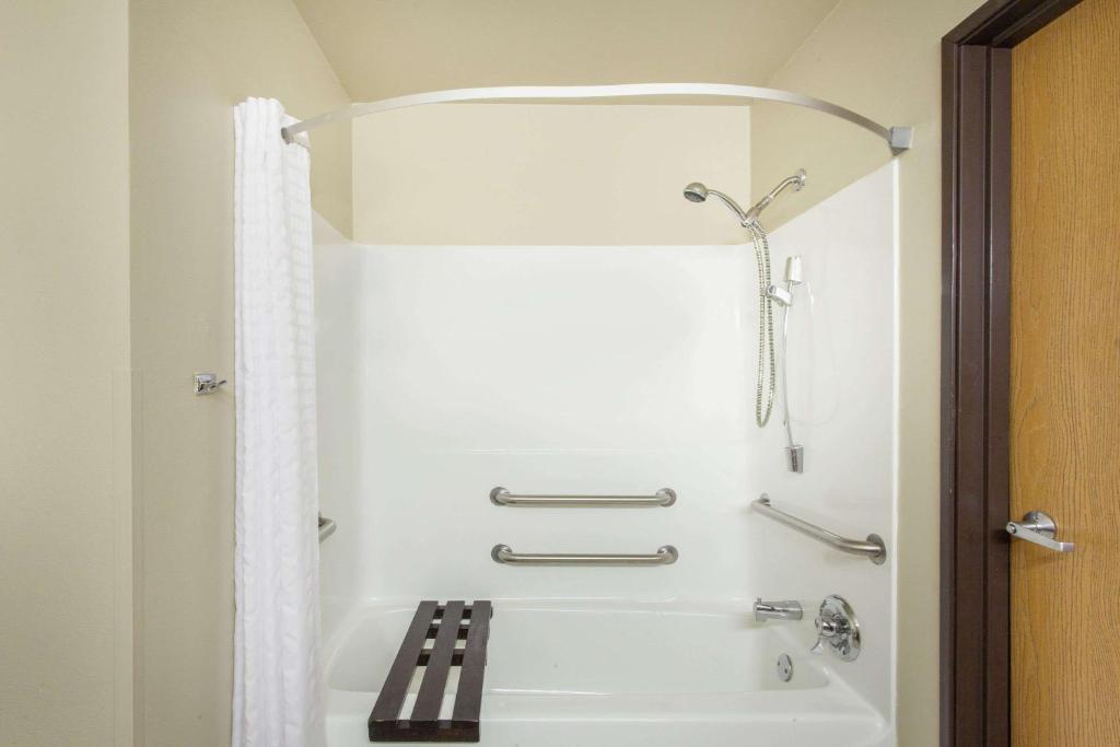 Super 8 by Wyndham Richlands/Claypool Hill Area - Image 8