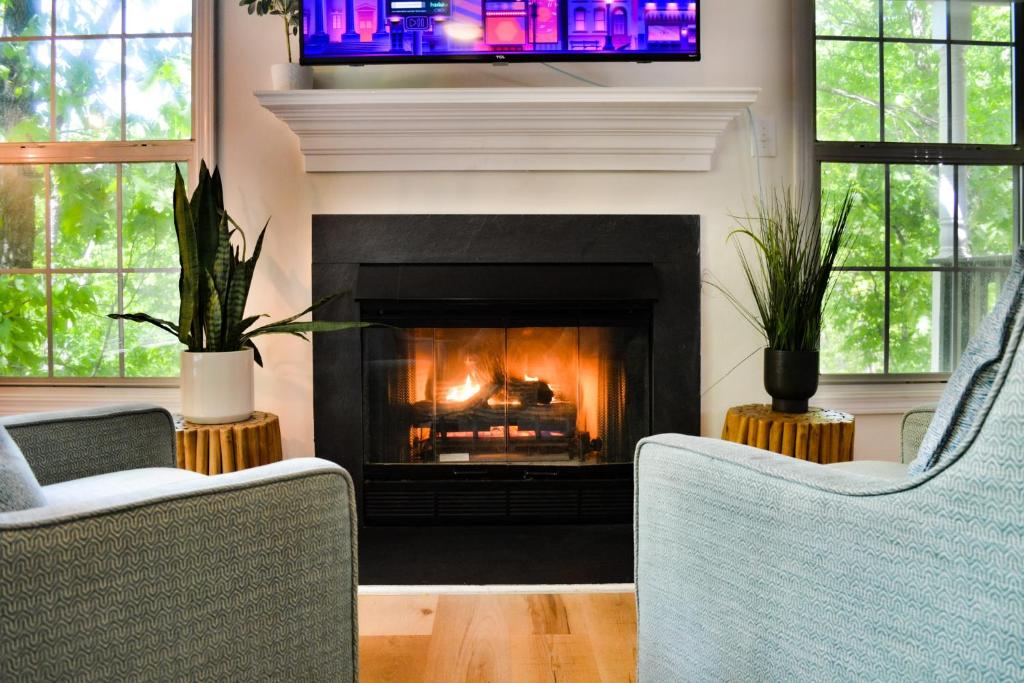 In The Woods - 5 BR Chalet with Game Room, Fire Table and Hot Tub - Image 6