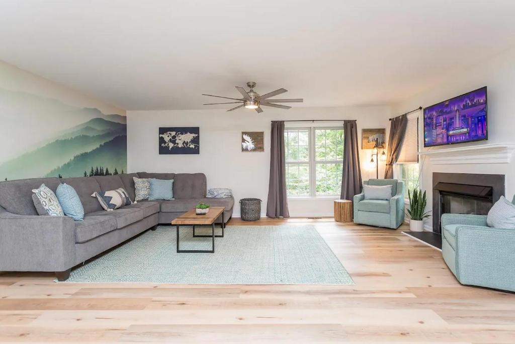 In The Woods - 5 BR Chalet with Game Room, Fire Table and Hot Tub - Image 4