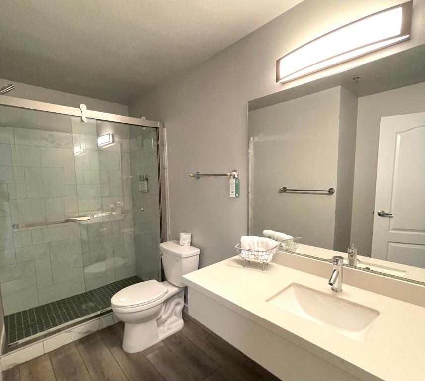 Tides Inn & Suites - Image 4