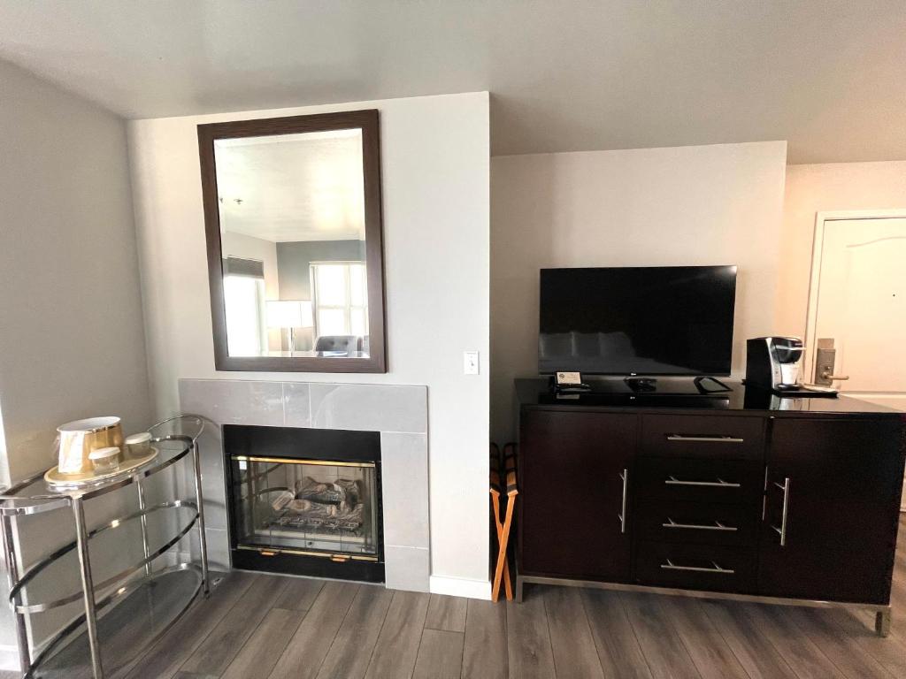 Tides Inn & Suites - Image 8