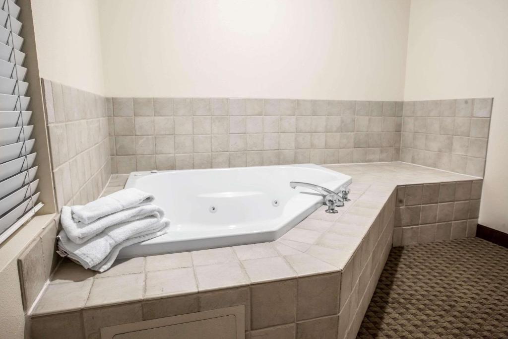 Quality Inn & Suites Federal Way - Seattle