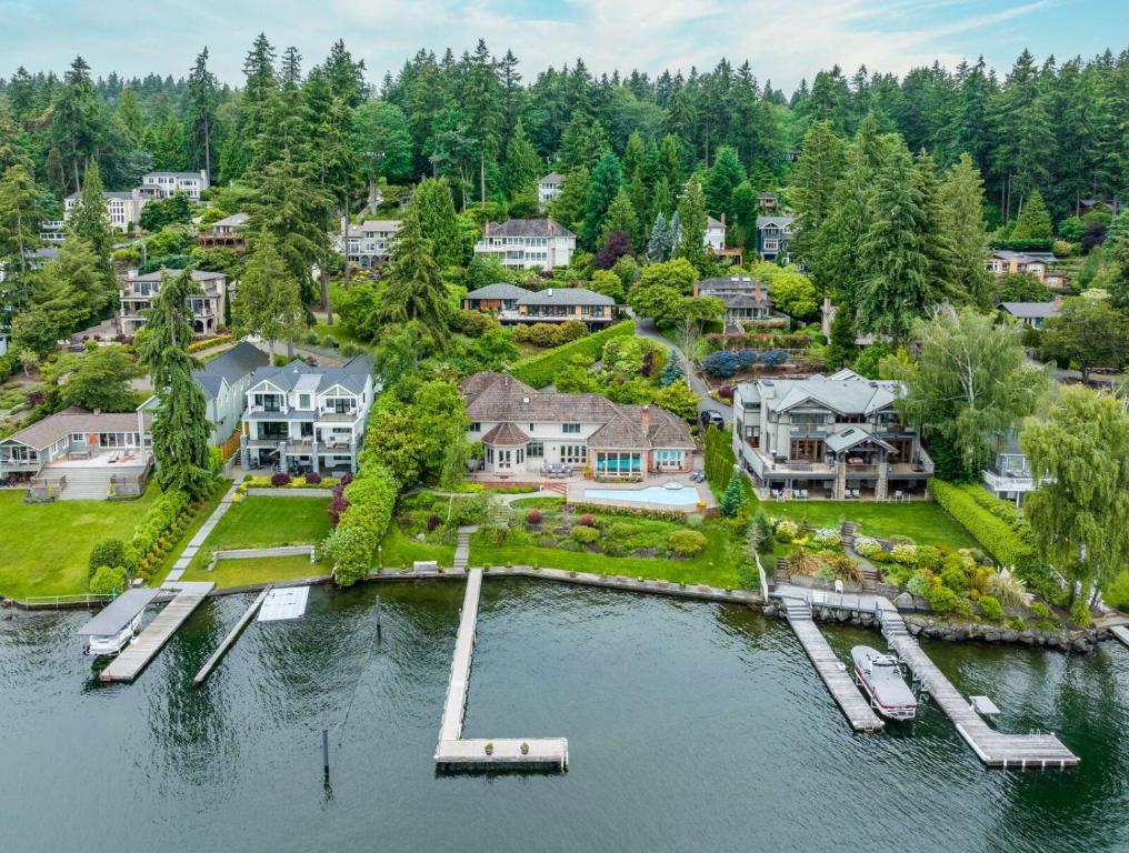 Stunning Waterfront Mansion with Pool and Hottub