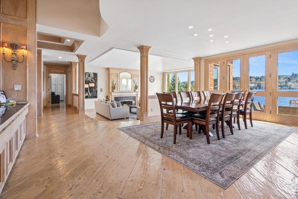 Stunning Waterfront Mansion with Pool and Hottub - Image 5