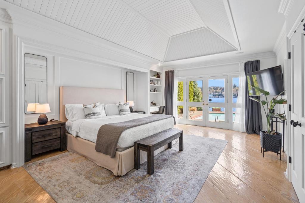 Stunning Waterfront Mansion with Pool and Hottub - Image 7