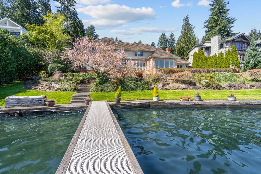 Stunning Waterfront Mansion with Pool and Hottub - Image 6