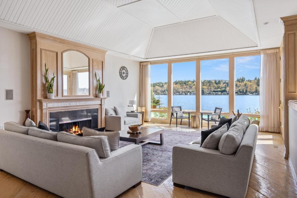 Stunning Waterfront Mansion with Pool and Hottub - Image 8