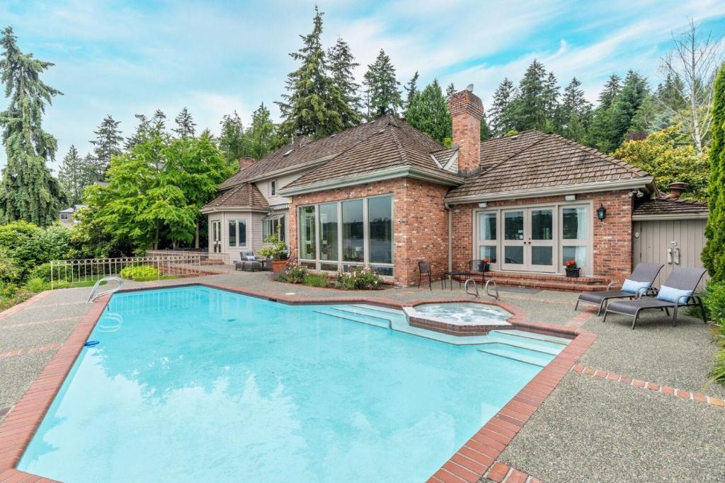 Stunning Waterfront Mansion with Pool and Hottub