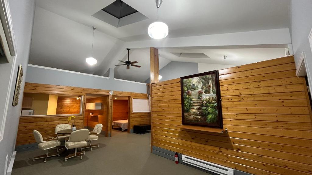 Whispering Pines Farmhouse - Image 5