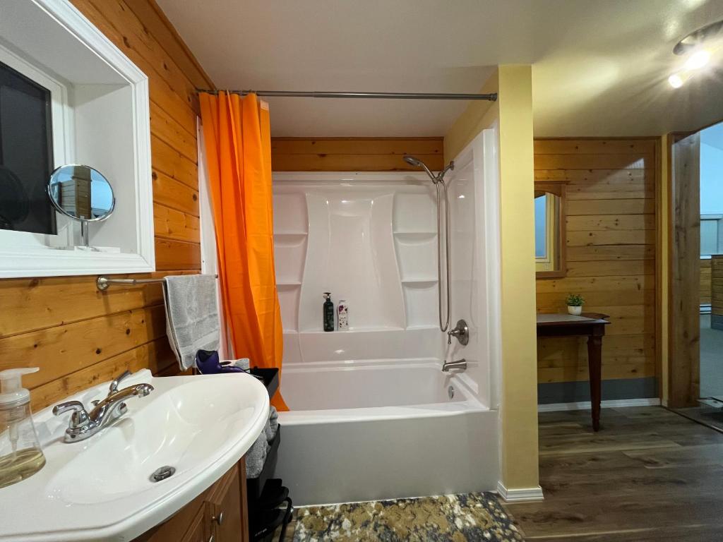 Whispering Pines Farmhouse - Image 8