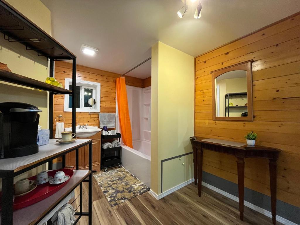 Whispering Pines Farmhouse - Image 4