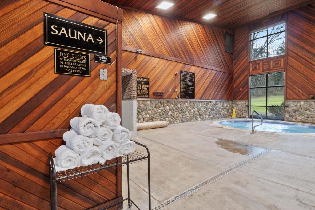 Hot Tub (Jacuzzi) - Photo 2