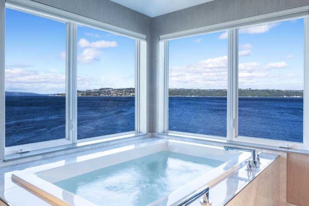 Hot Tub (Jacuzzi) - Photo 2