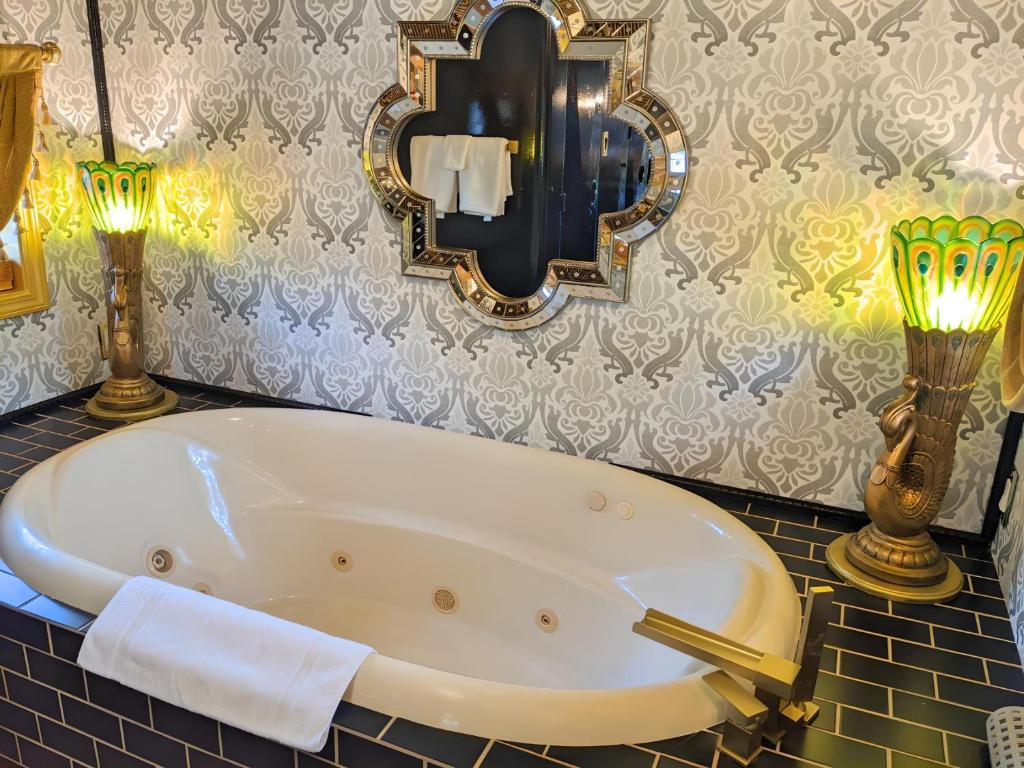 Hot Tub (Jacuzzi) - Photo 2