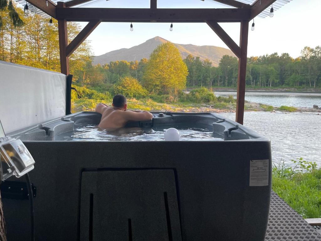 Hot Tub (Jacuzzi) - Photo 2