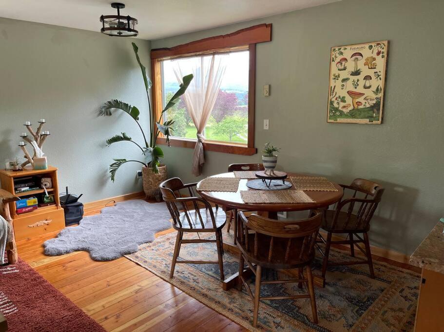 Riverfront Getaway on the Wild and Scenic - Image 4