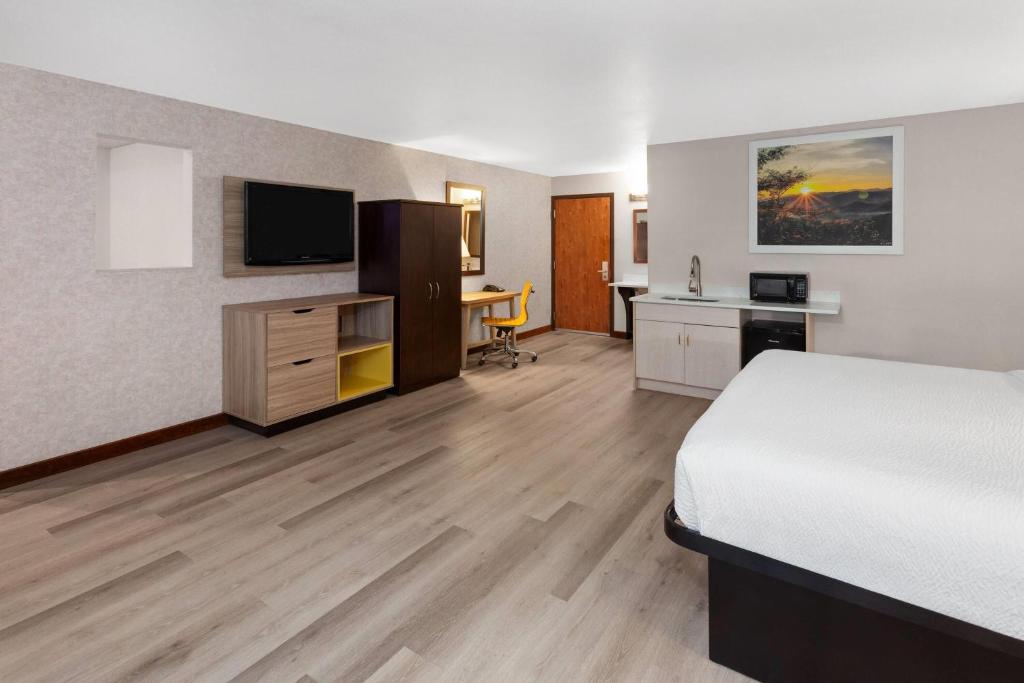 Days Inn & Suites by Wyndham Spokane Airport Airway Heights - Image 5