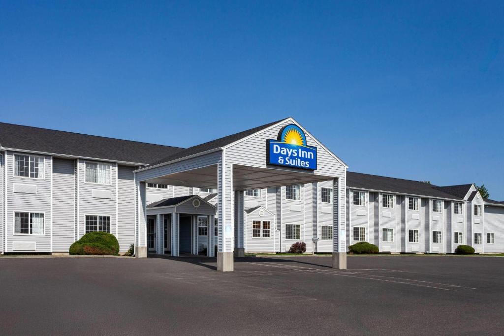 Days Inn & Suites by Wyndham Spokane Airport Airway Heights - Image 6